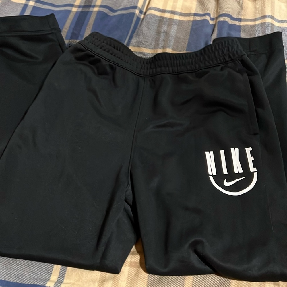 Nike Boys Dri-fit XL sweatpants with pockets and 1 zippered pocket